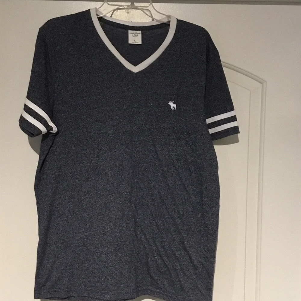 Abercrombie & Fitch Heathered Blue V-Neck Tee - Picture 4 of 5